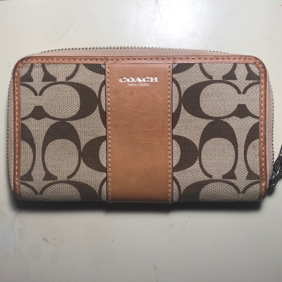 Small Coach Wristlet With Signature Fabric - Picture 3 of 7